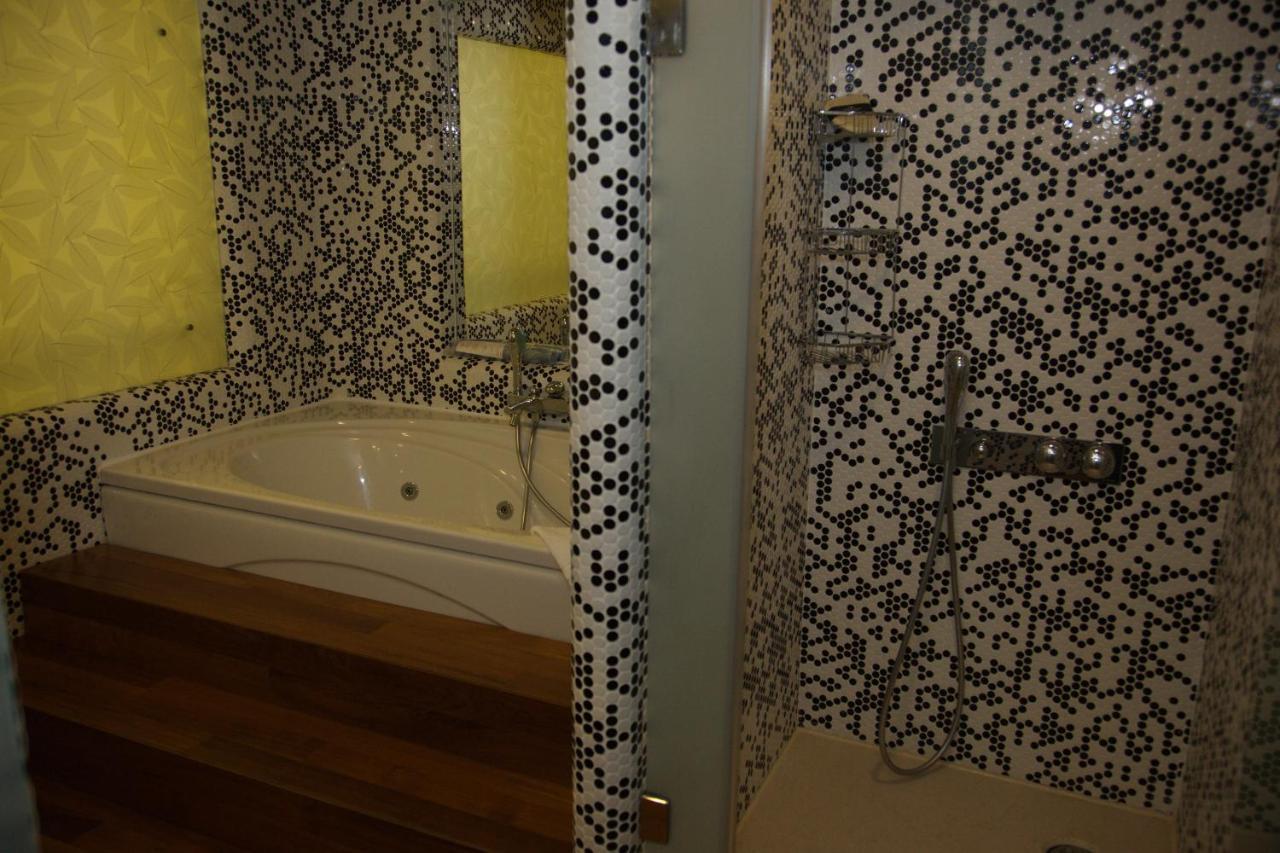 Cpankara Hotel Kültér fotó Bathroom with mosaic tiles